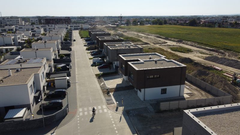 V Rovinke vznikla nová ulica z moderných dvojdomov